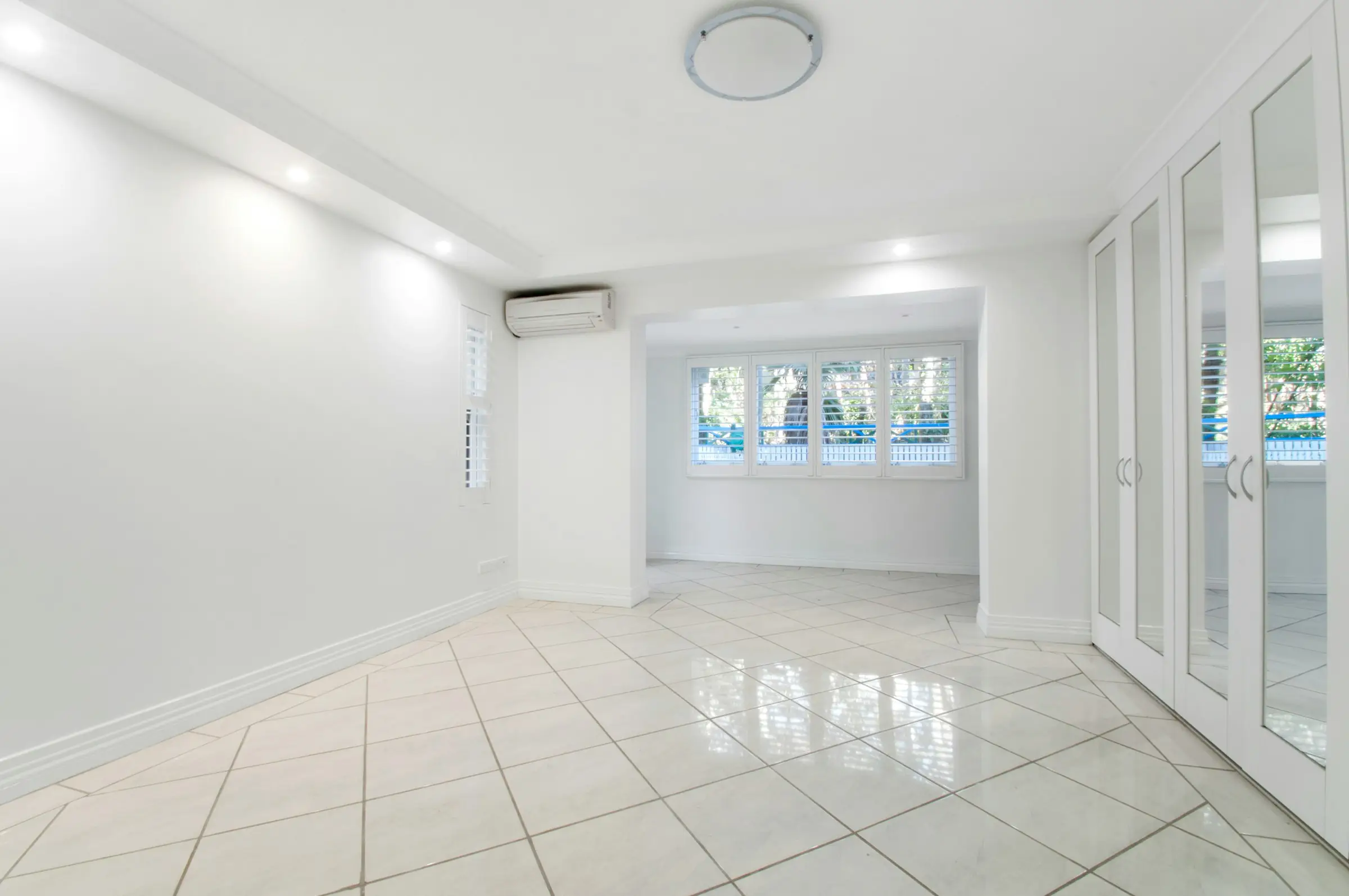 Empty living room before AI furnishing